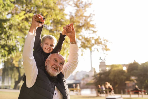 Nonno Nipote Trascorrono Momenti Felici Insieme Abbracciano Nel Parco — Foto Stock