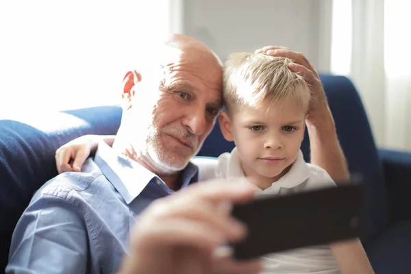 Grand Père Petit Fils Prenant Selfies — Photo