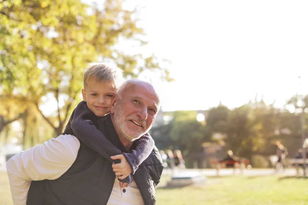 Farfar Och Barnbarn Utgifterna Lyckliga Stunder Tillsammans Omfamnar Varandra — Stockfoto