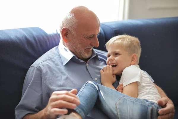 Abuelo Nieto Pasando Momentos Felices Juntos — Foto de Stock