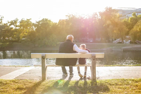 Nipote Nonno Trascorrono Del Tempo Libero Insieme Nel Parco — Foto Stock