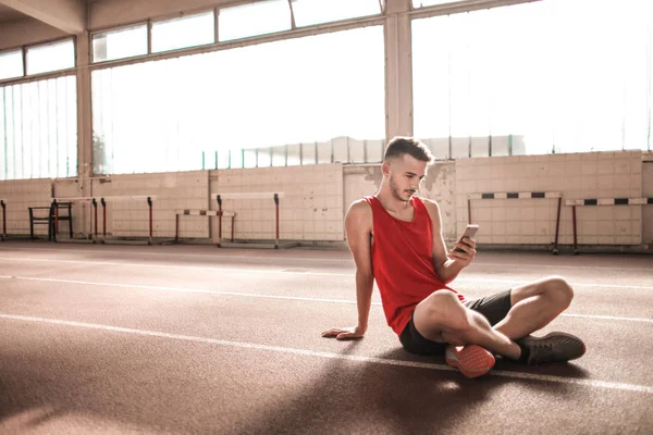 Mladý Sportovec Muž Hledá Svůj Telefon Tréninku — Stock fotografie