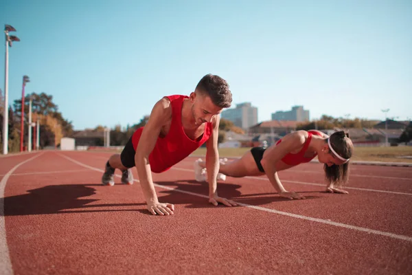 Νεαρός Αθλητής Γυναίκα Και Άντρας Κάνει Push Ups Κατά Διάρκεια — Φωτογραφία Αρχείου