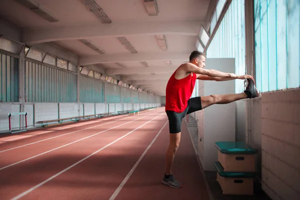 Giovane Atleta Uomo Stretching Prima Della Formazione — Foto Stock