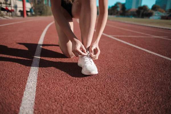 Genç Sporcu Kadın Dantel Onun Ayakkabılarını Eğitim Sırasında — Stok fotoğraf