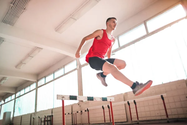 Αθλητής Άνθρωπος Πηδά Πάνω Από Φράγμα — Φωτογραφία Αρχείου