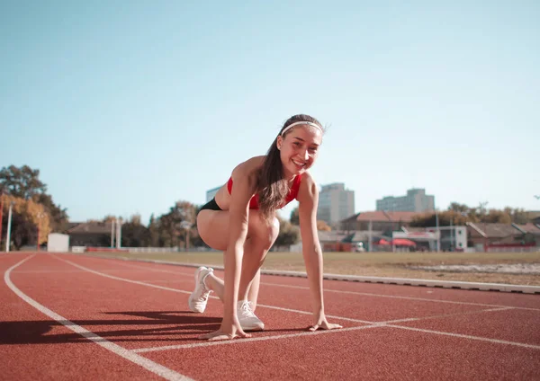 Giovane Atleta Donna Alla Linea Partenza Prepara Corsa — Foto Stock