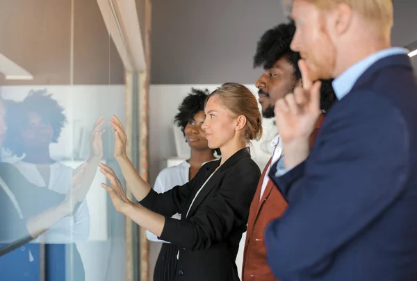 Business Kollegen Diskutieren Businessplan Büro — Stockfoto