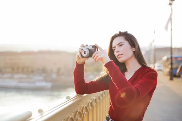 Młoda Kobieta Fotografowanie Moście — Zdjęcie stockowe