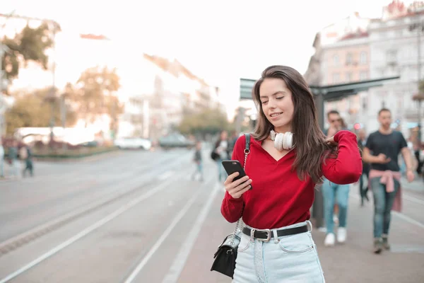 Junge Frau Liest Ihre Nachrichten Ihrem Handy — Stockfoto