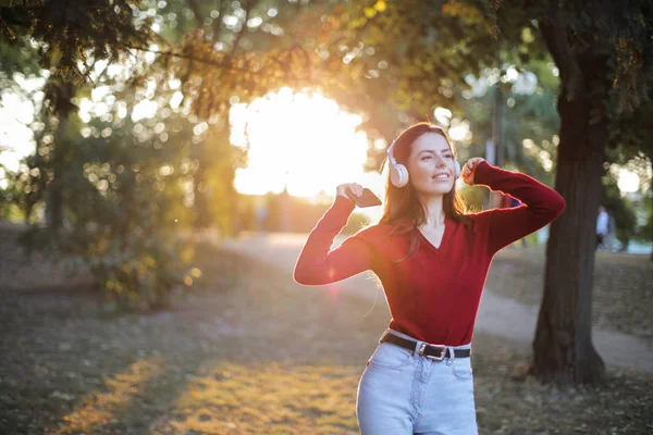 Junge Frau Hört Musik Und Bewegt Sich Einem Park — Stockfoto