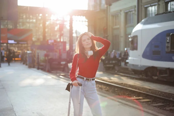 Jonge Vrouw Met Koffer Wachten Trein — Stockfoto