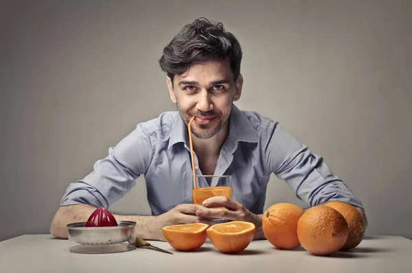 Jovem Homem Bonito Tendo Suco Laranja — Fotografia de Stock