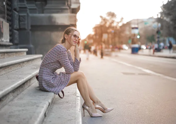 階段で待っている若い女性 — ストック写真