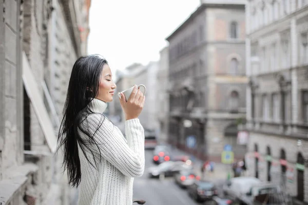 Vacker Ung Asiatisk Kvinna Att Varm Dryck Balkongen — Stockfoto