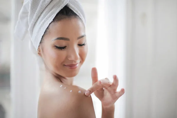 Mooie Jonge Aziatische Vrouw Badjas Wat Room Haar Lichaam Zetten — Stockfoto