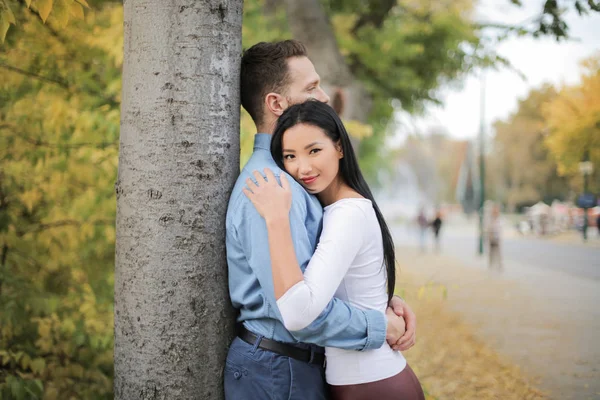 Beau Jeune Couple Multiculturel Embrassant Dans Bois — Photo