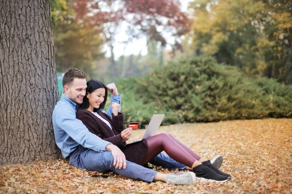 Pareja Joven Multicultural Mirando Ordenador Parque Otoño — Foto de Stock