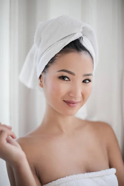 Hermosa Joven Asiática Mujer Albornoz —  Fotos de Stock
