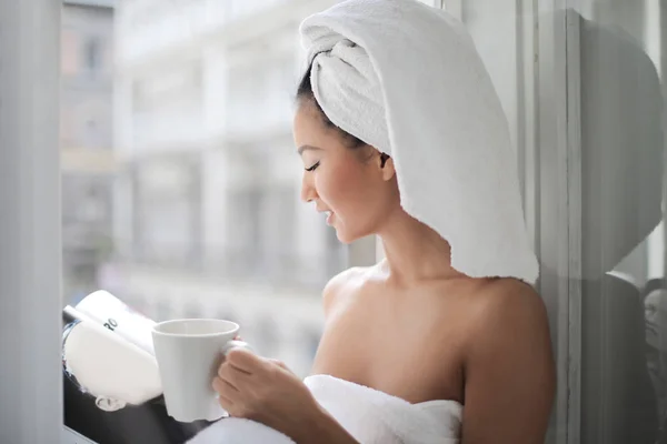 Mooie Aziatische Vrouw Badjas Holding Een Kop Een Tijdschrift Lezen — Stockfoto