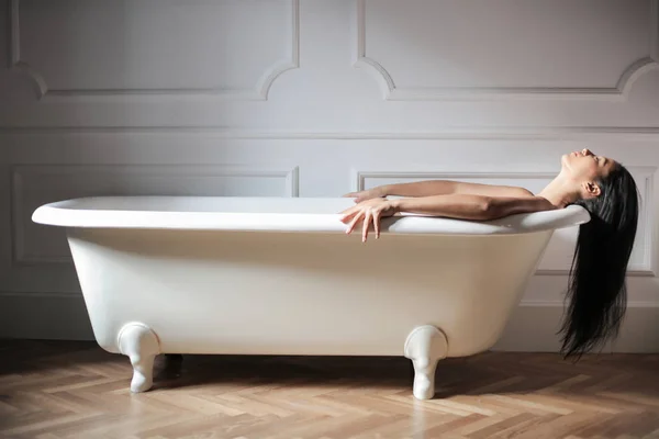 Beautiful Young Asian Woman Lying Bathtub — Stock Photo, Image