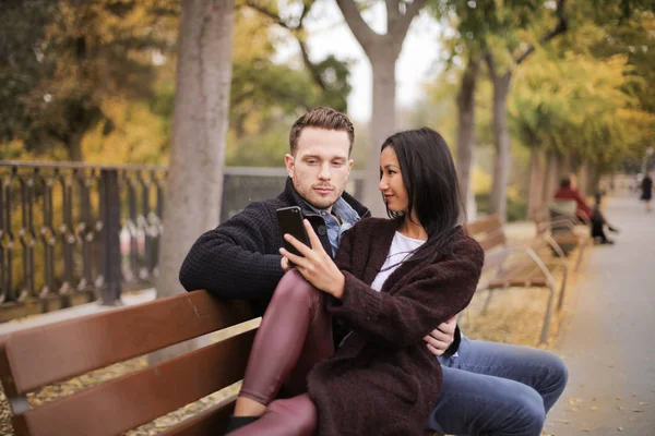 Frumos Cuplu Tânăr Uita Smartphone — Fotografie, imagine de stoc