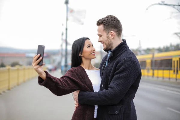 美しい若いカップルお互いを受け入れて Selfie — ストック写真