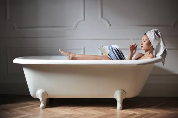Mooie Vrouw Badkuip Ontspannen Lezen Van Een Tijdschrift — Stockfoto