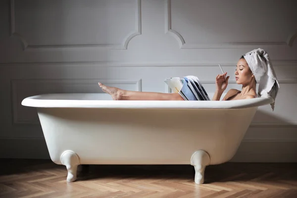 Hermosa Mujer Relajándose Bañera Leyendo Una Revista — Foto de Stock