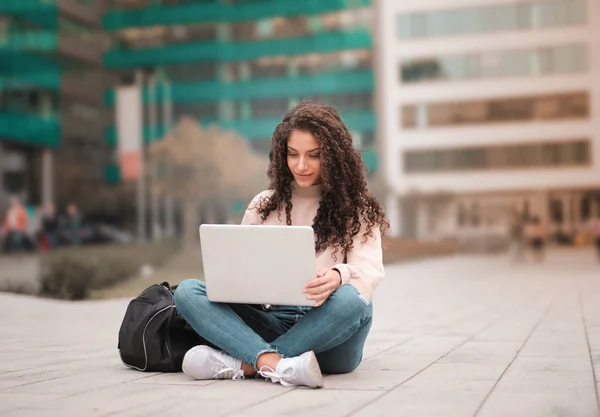 Mooie Jongedame Zoekt Zittend Vloer Haar Computer Kijken — Stockfoto