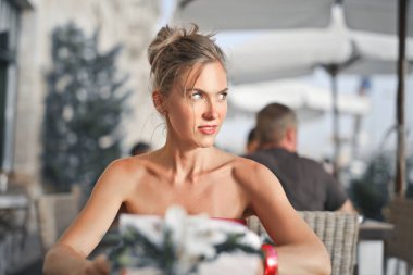 Restoranda masada oturan güzel genç kadın 