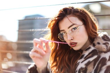 Güzel kızıl saçlı kadın gözlük portre