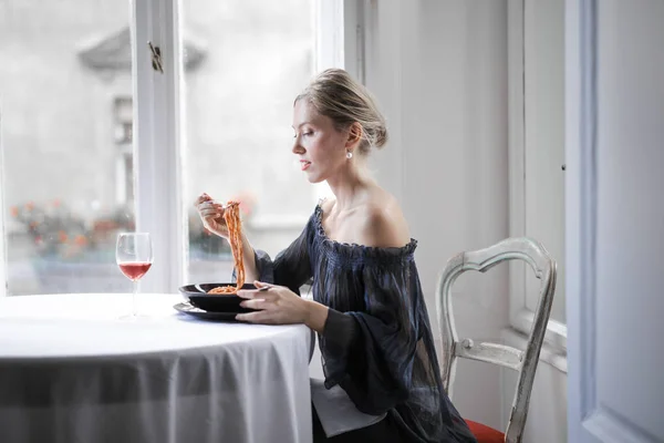 Κομψή Γυναίκα Τρώει Μακαρόνια — Φωτογραφία Αρχείου