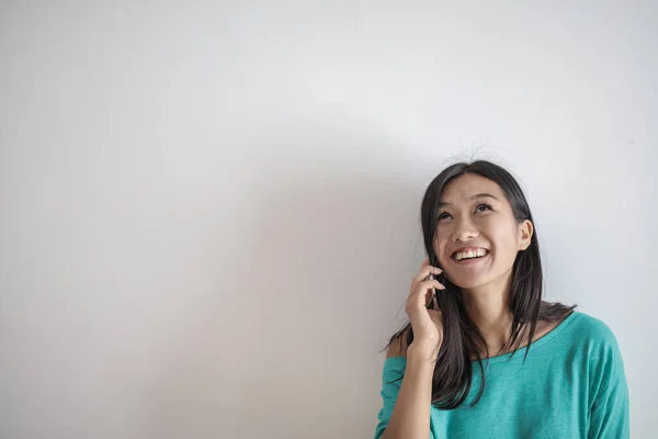 Jovem Mulher Asiática Camisa Azul Sorrindo — Fotografia de Stock