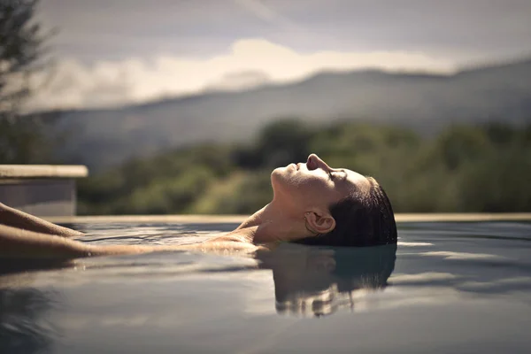 Frumos Femeie Tânără Relaxare Piscină Ochi Închiși — Fotografie, imagine de stoc