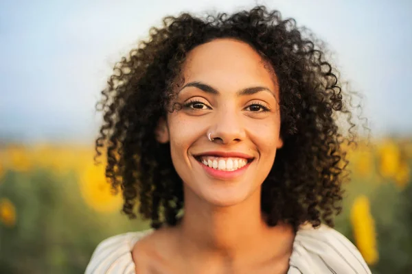 Joven Negro Hermosa Mujer Sonriendo Retrato — Foto de Stock