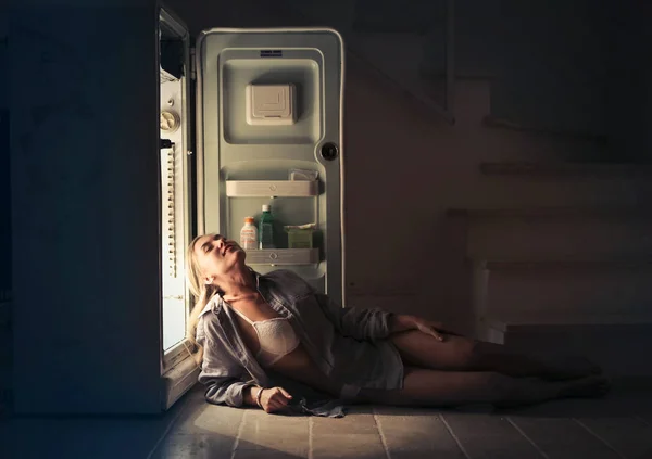 Donna Sdraiata Accanto Frigo Aperto — Foto Stock