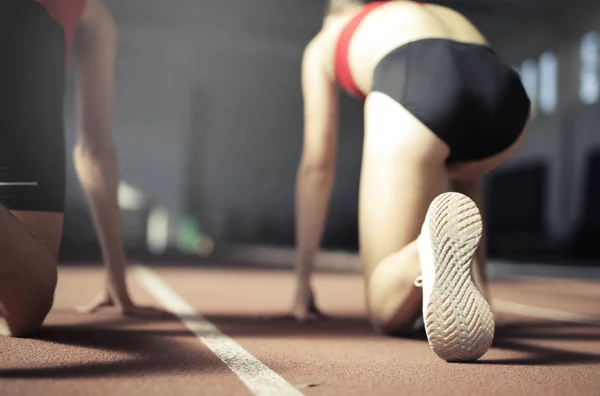 Athlète Féminine Debout Départ Prête Courir — Photo