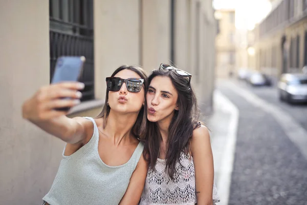 Ung Kvinna Tar Selfies Med Roliga Ansikte Uttryck — Stockfoto