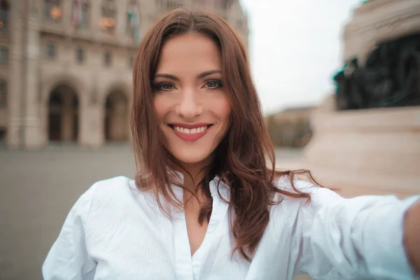 Mooi Lachende Jonge Vrouw Portret — Stockfoto