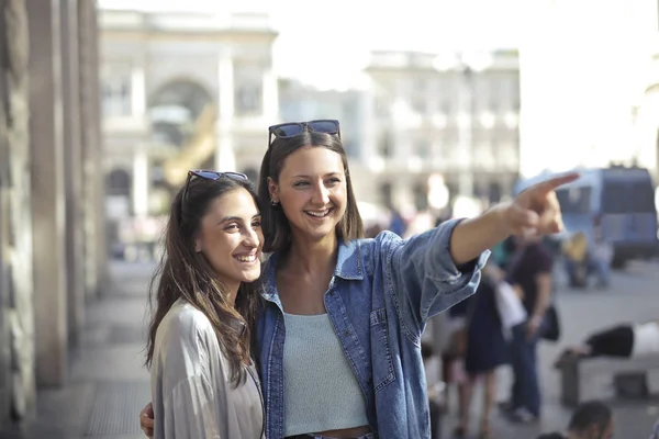 Two Young Woman Doing Sightseeing Pointing Out Direction — Stock Photo, Image