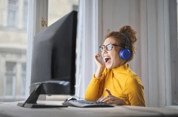 Plezier Het Kantoor Van Een Jonge Vrouw Kijken Naar Haar — Stockfoto