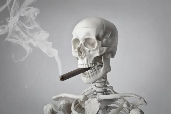 Esqueleto Que Tiene Concepto Cigarro — Foto de Stock