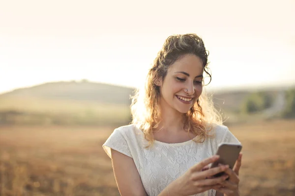 Genç Güzel Sarışın Kadın Onun Telefon Kırsal Arıyor — Stok fotoğraf