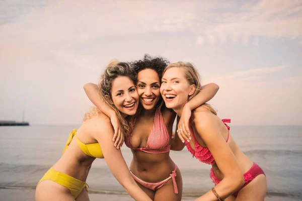 Giovane Bella Donna Divertirsi Spiaggia — Foto Stock