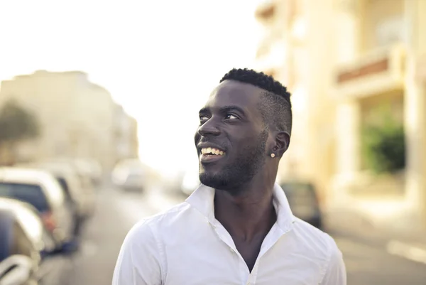 Jovem Bonito Homem Negro Sorrindo Rua — Fotografia de Stock