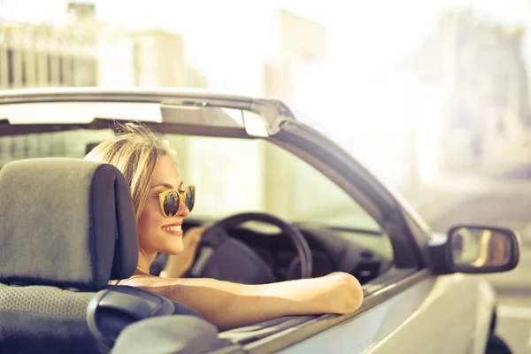 Jonge Vrouw Rijden Glimlachen Tijdens Een Road Trip — Stockfoto