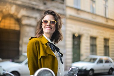 Sokağın ortasında gülümseyen güzel kadın