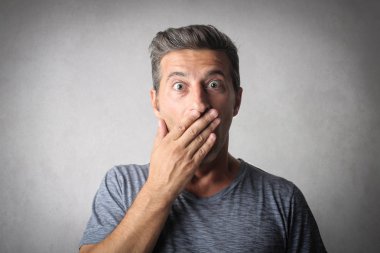 adam şaşırmış yüz ifadesi ile