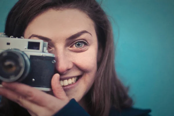 Mujer Joven Sosteniendo Cámara Tomando Una Fotografía —  Fotos de Stock